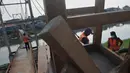 Jembatan Setia Kawan yang menghubungkan Kelurahan Grogol dan Kelurahan Duri Pulo itu nyaris putus, Jakarta, (1/9/14). (Liputan6.com/Johan Tallo)