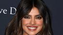 Potongan rambut deep layer seperti terlihat pada Priyanka Chopra. Ini untuk kamu yang belum siap memiliki rambut lebih pendek, tapi dengan lapisan dalam yang lebih panjang untuk memberi definisi yang lebih pada rambut, sambil menjaga panjangnya tetap segar dan melenting.