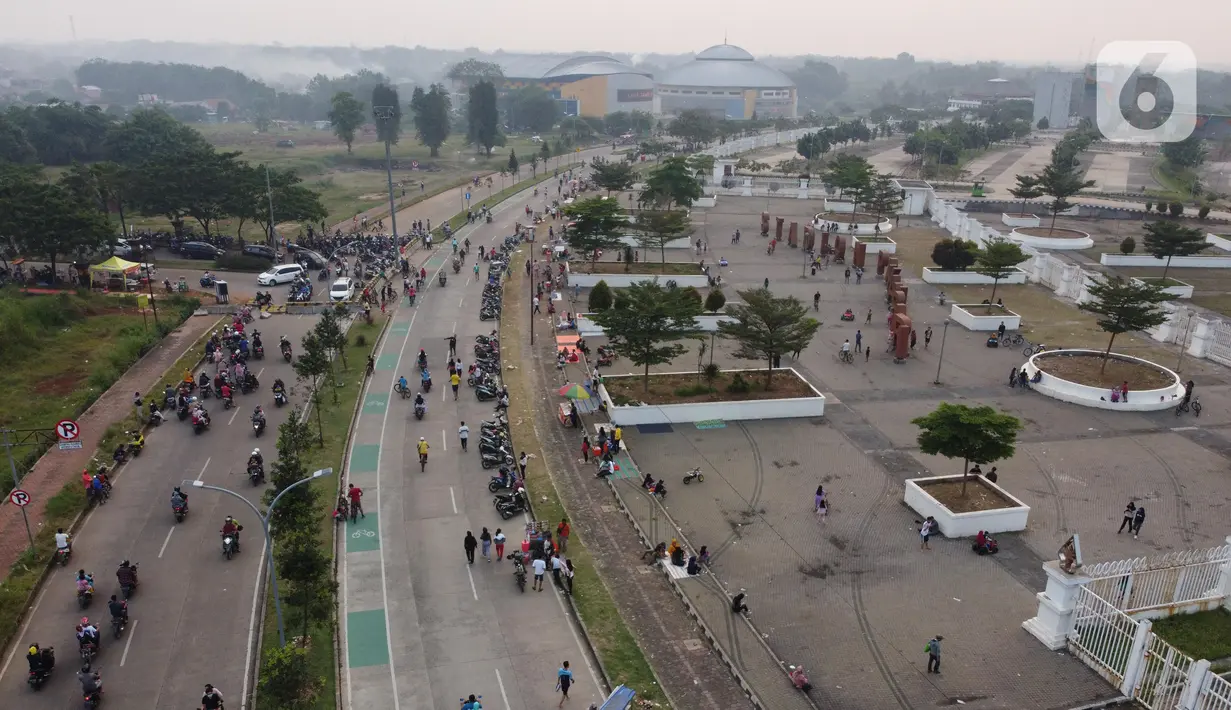 Foto udara memperlihatkan aktivitas warga di jalan lingkar kawasan Stadion Pakansari, Kabupaten Bogor, Jawa Barat, Minggu (28/6/2020). Meski area tersebut belum dibuka kembali, namun warga tetap masuk untuk melakukan beragam aktivitas di kawasan tersebut. (Liputan6.com/Helmi Fithriansyah)