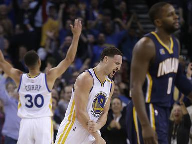 Ekspresi kemenangan pemain Golden State Warriors, Klay Thompson (tengah) usai timnya mengumpulkan poin jauh lebih banyak dari dari lawannya Indiana Pacers pada laga NBA Oracle Arena,Oakland, California, (5/12/2016). (AP/Ben Margot)