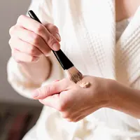 Tampilan makeup no foundation ini memberi kesan lebih segar, ringan, dan effortless. (foto/dok: freepik)