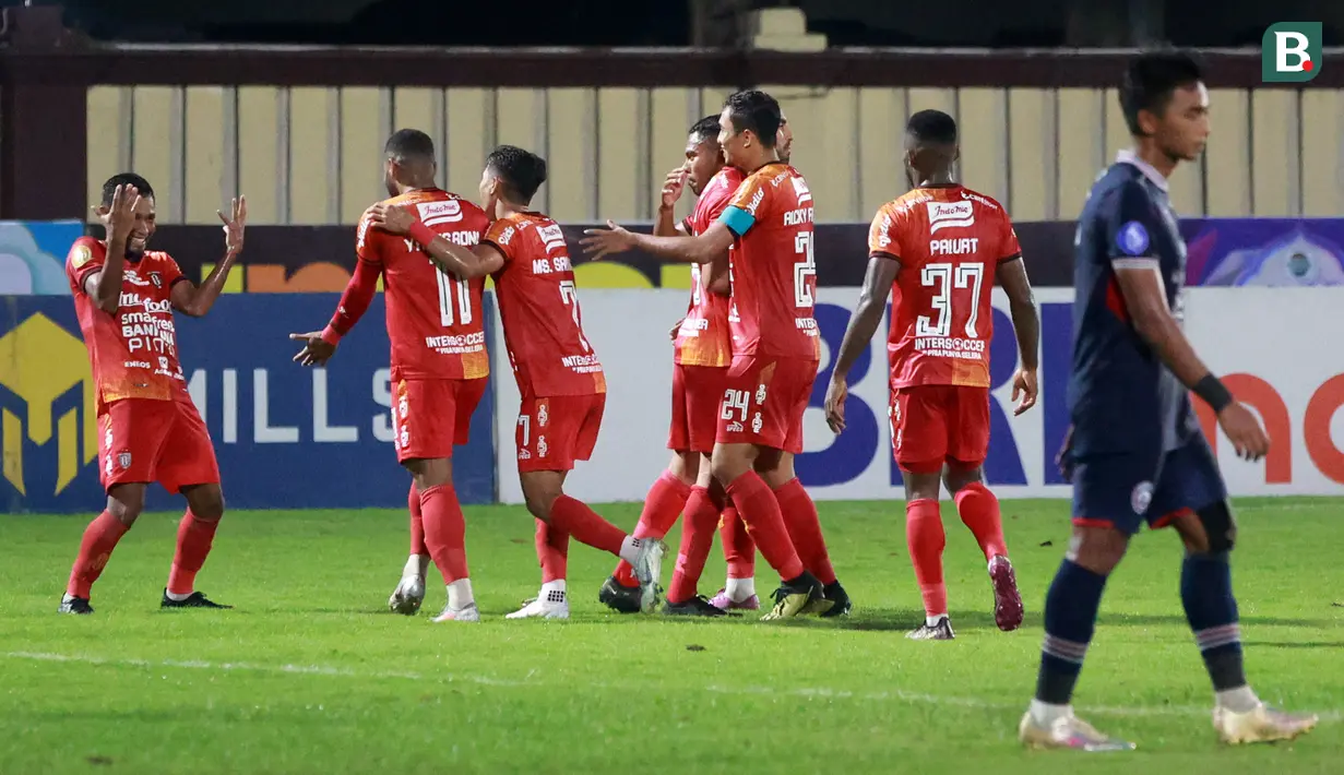 Pemain Bali United merayakan gol ke gawang Arema FC pada laga BRI Liga 1 di Stadion PTIK, Jakarta, Senin (27/3/2023). Arema menang dengan skor 3-1. (Bola.com/M Iqbal Ichsan)