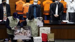 Petugas menunjukkan sejumlah barang bukti hasil OTT Bupati Penajam Paser Utara Kalimantan Timur, Abdul Gafur Mas’ud, Gedung KPK, Jakarta, Kamis (13/1/2022). Abdul Gafur Mas’ud ditetapkan sebagai tersangka kasus dugaan suap pengadaan barang dan jasa serta perijinan. (Liputan6.com/Helmi Fithriansyah)