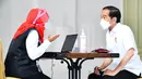 Presiden Joko Widodo atau Jokowi menjalani penapisan kesehatan saat mengikuti vaksinasi COVID-19 di Istana Merdeka, Jakarta, Rabu (13/1/2021). Jokowi menjawab sejumlah pertanyaan seputar riwayat kesehatan hingga dinyatakan sehat dan layak vaksinasi. (Biro Pers Sekretariat Presiden/Laily Rachev)