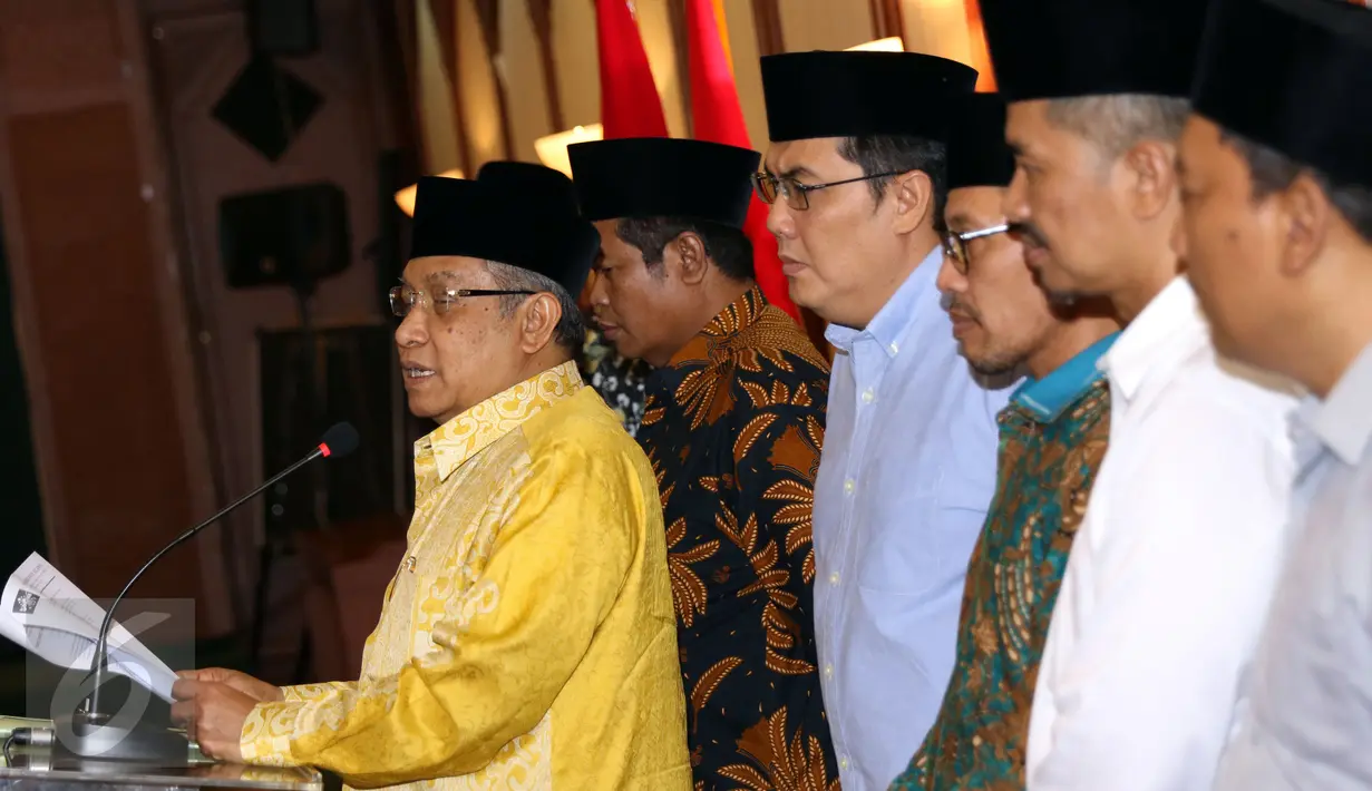 Ketua PBNU, Said Aqil Siraj (kiri) membacakan refleksi akhir tahun 2016 di Jakarta, Jumat (30/12). Dalam refleksinya, PBNU menyoroti pudarnya semangat toleransi dan kebhinekaan. (Liputan6.com/Helmi Fithriansyah)