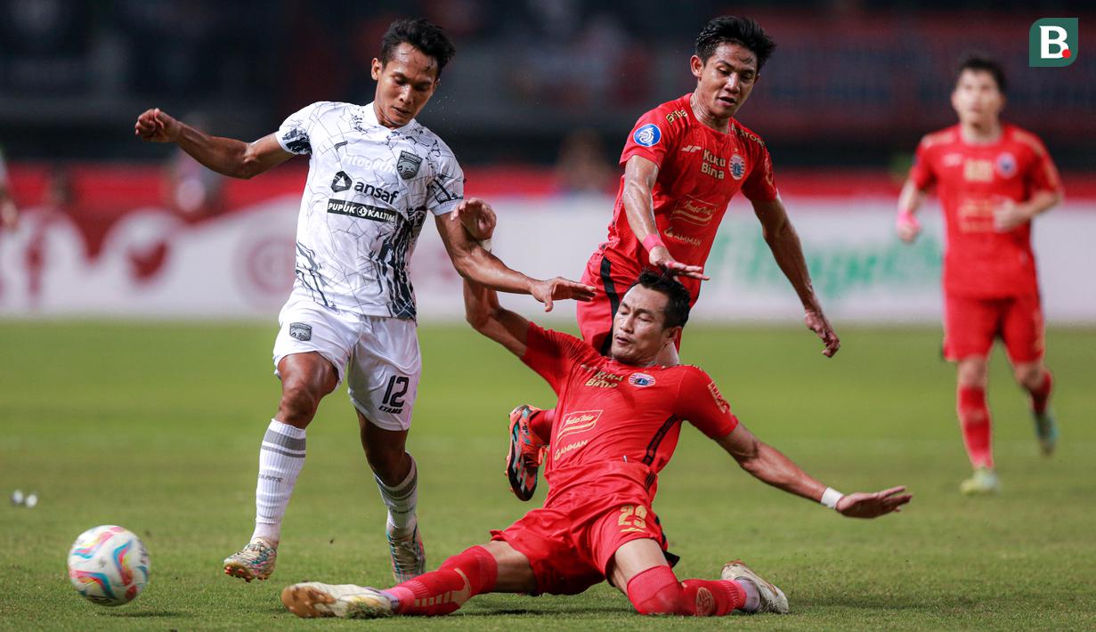 Pemain Persija Jakarta, Hansamu Yama Pranata (kanan) berusaha merebut bola dari pemain Borneo FC, Hendro Siswanto dalam pertandingan pekan ketujuh BRI Liga 1 2023/2024 yang berlangsung di Stadion Patriot Candrabhaga, Bekasi, Rabu (9/8/2023). (Bola.com/Bagaskara Lazuardi)