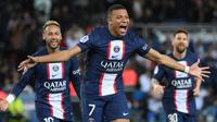 Kylian Mbappe. Striker Prancis berusia 24 tahun milik PSG ini sebenarnya memiliki jumlah yang sama dengan Erling Haaland dalam raihan hattrick bersama PSG pada tahun 2022 sebanyak 4 kali hattrick di ajang Ligue-1 dan Piala Prancis. Namun Kylian Mbappe layak dinobatkan sebagai raja hattrick di liga top Eropa dengan kesuksesannya mencetak 1 kali hattrick pada ajang Piala Dunia 2022 bersama Timnas Prancis. Hattrick kelimanya tersebut di cetak saat partai final Piala Dunia 2022 kala The Bleus dikalahkan Argentina melalui adu penalti 4-2 (3-3). (AFP/Franck Fife)