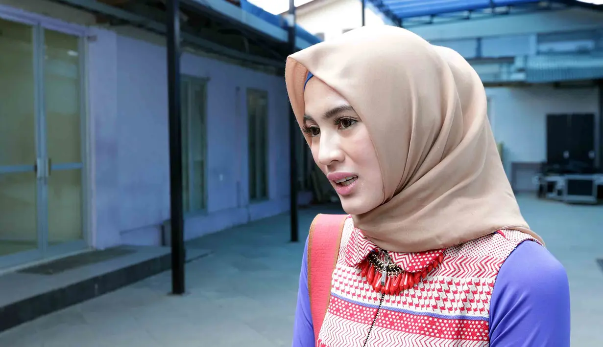 "Kak Dude sebenarnya apa aja. Lebih mengarahkan ke pekerjaan seorang ibu, seorang istri demi masa depan rumah tangga ke depannya karena itu penting," ucap Alyssa Soebandono. (Deki Prayoga/Bintang.com)