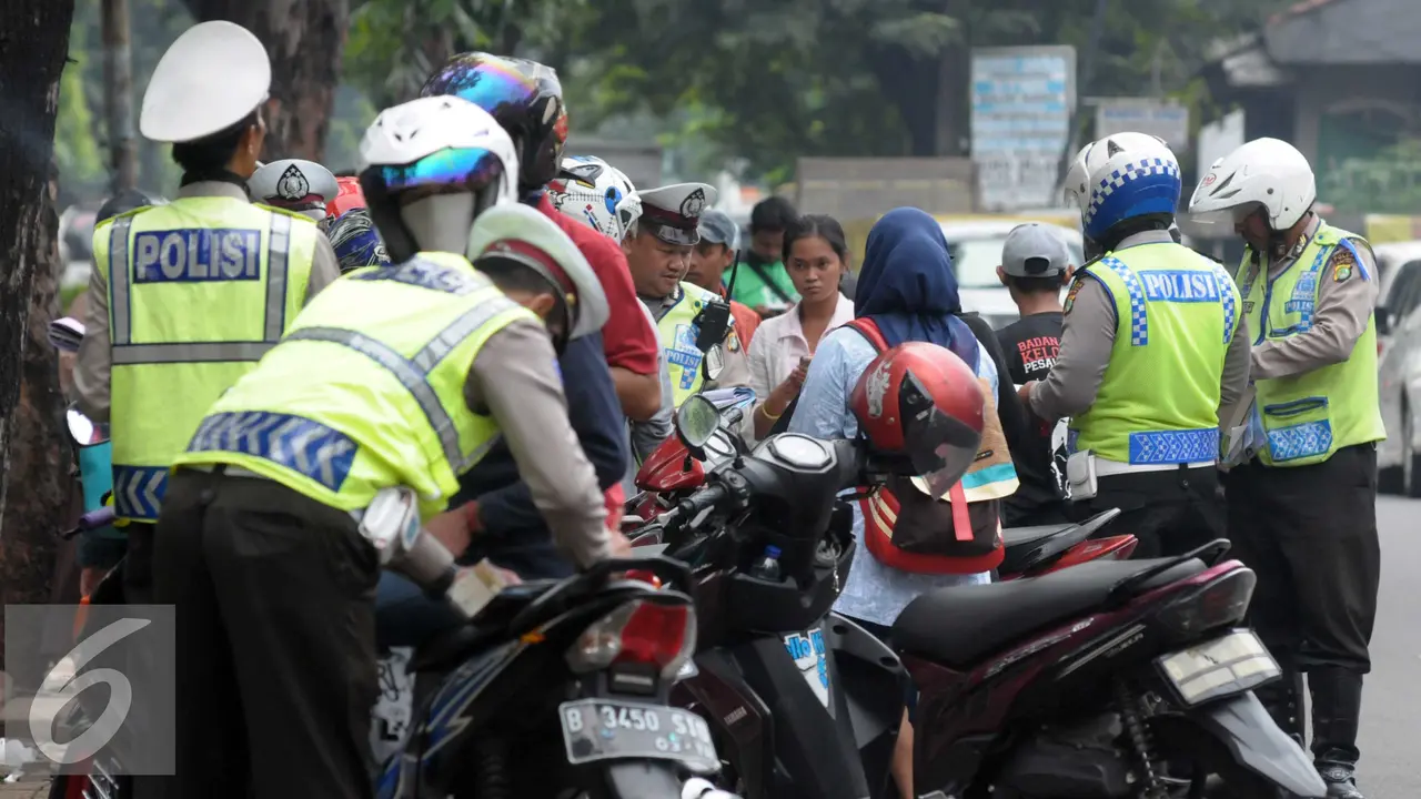20160526-Pelanggaran-Lalu-Lintas-Jakarta-Helmi-Affandi