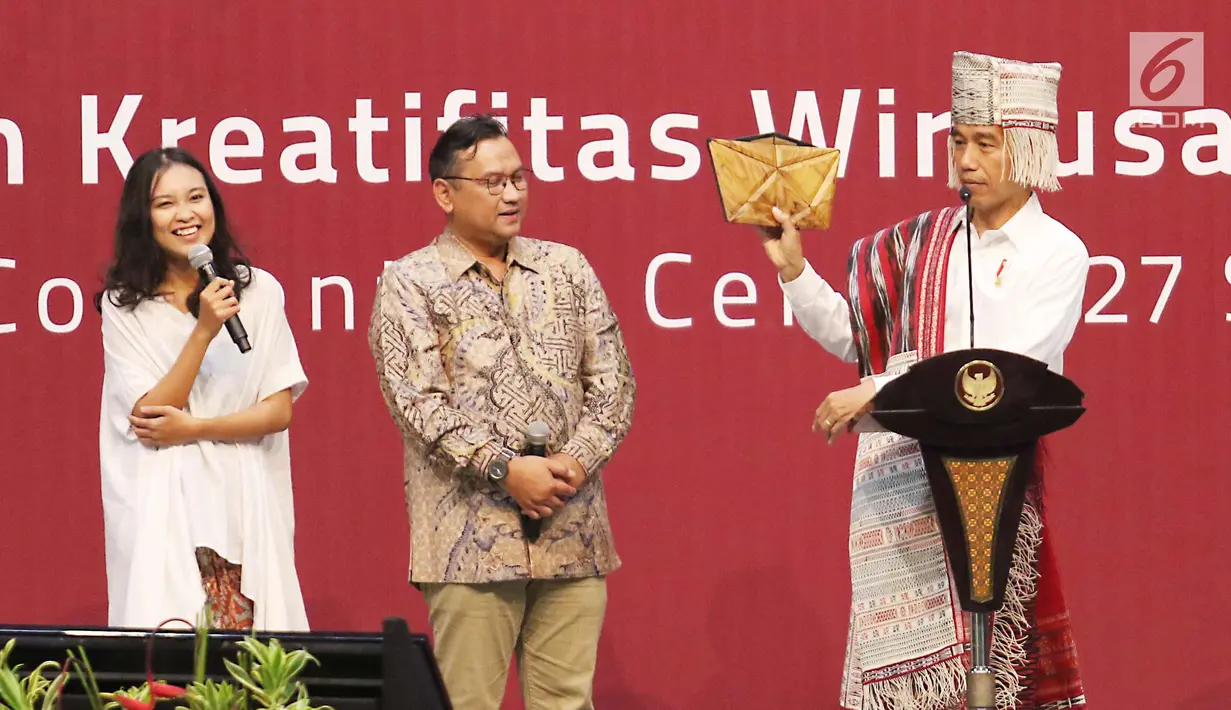 Presiden Joko Widodo berbincang dengan peserta saat membuka pameran Kriyanusa Dewan Kerajinan Nasional 2017, di JCC, Jakarta, Rabu (27/9). Kriyanusa 2017 yang diselenggarakan oleh Dewan Kerajinan Nasional (Dekranas). (Liputan6.com/Angga Yuniar)