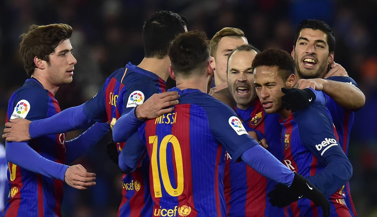 Para pemain FC Barcelona merayakan gol Neymar Jr. saat melawan Real Sociedad pada laga prempat final Copa Del Rey di Anoeta stadium, San Sebastian,  Kamis (19/1/2017). Barcelona menang tipis 1-0. (AP/Alvaro Barrientos)