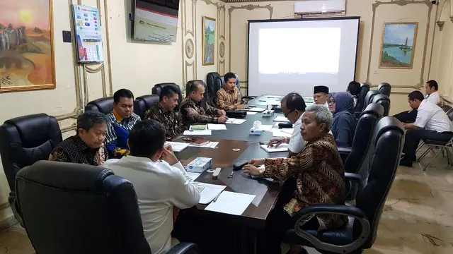 Menteri Agama (Menag) Lukman Hakim Saifuddin menggelar rapat di Kantor Urusan Haji, Jeddah. Dok Kemenag