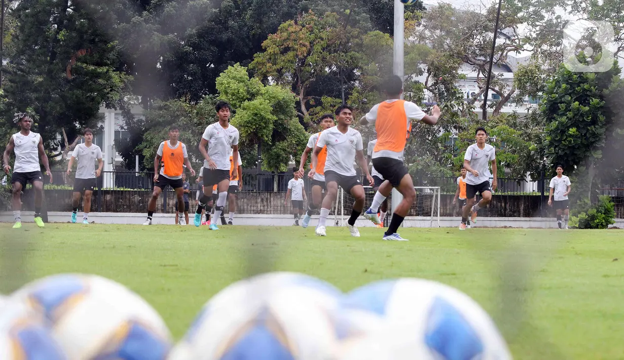 Para pemain Timnas Indonesia U-20 berlatih di Lapangan A Senayan, Jakarta, Rabu (15/2/2023). Timnas Indonesia U-20 menjalani pemusatan latihan jelang kejuaraan Piala Asia U-20 2023 dan akan mengikuti mini tournament yang digelar oleh PSSI. (Liputan6.com/Herman Zakharia)