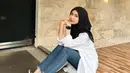Mulai dari pashmina sampai jilbab segi empat sangat cocok dikenakan oleh Nashwa Zahira. Pemeran Anisa dalam film DoReMi & You ini pandai kreasikan hijabnya untuk membuat penampilannya jadi makin menarik. Ikuti Indonesian Idol Junior saat berusia 11 tahun, kini Nashwa sudah beranjak remaja dan makin memesona. (Liputan6.com/IG/@nashwaaaz)