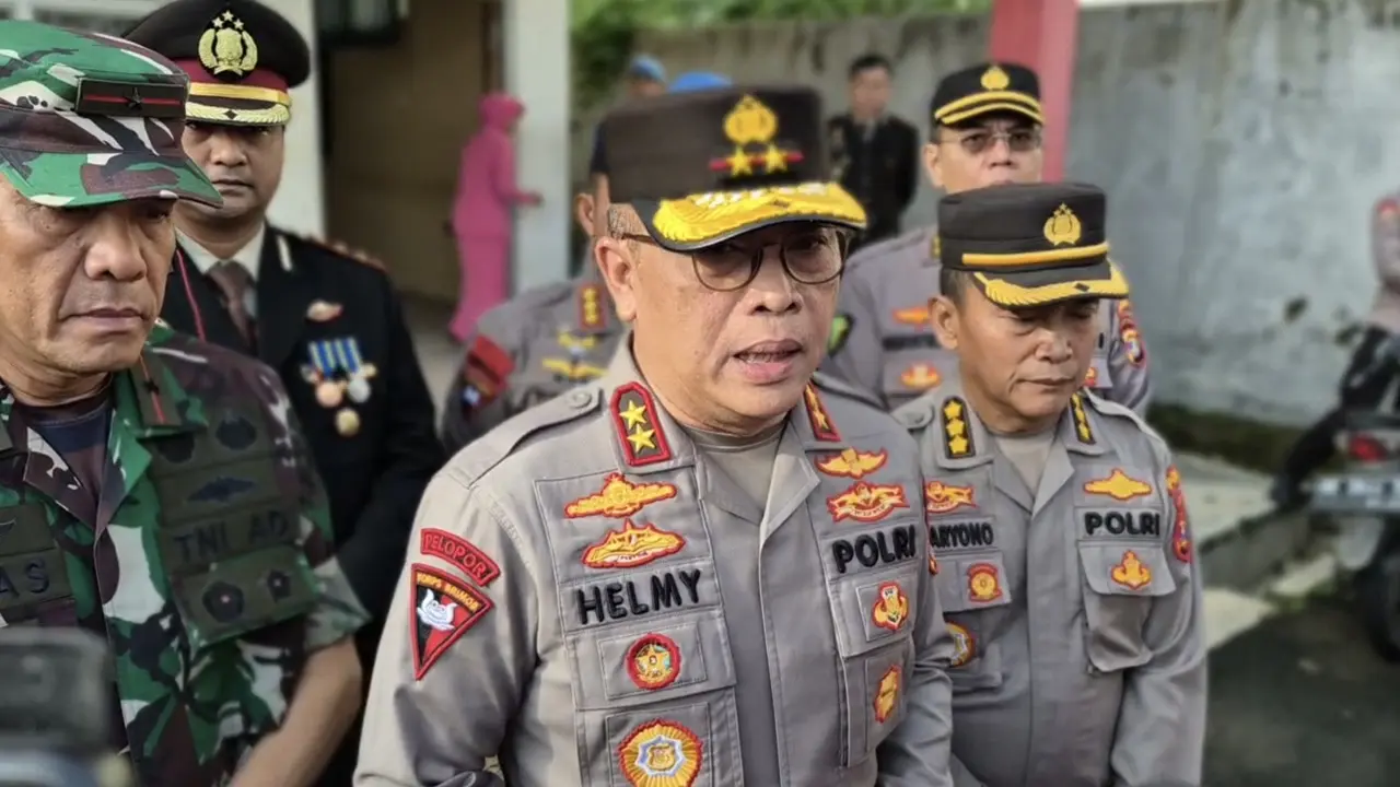 Kapolda Lampung, Irjen Pol. Helmy Santika dan Danrem 043 Garuda Hitam, Brigjen TNI Rikas Hidayatullah usai bertemu keluarga almarhum di RS Bhayangkara, Bandar Lampung. Foto : (Liputan6.com/Ardi).