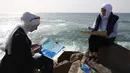 Lokakarya ini berfokus pada pemulihan psikologis bagi anak perempuan dan pemuda di Gaza. Tampak dalam foto, para perempuan muda melukis di pelabuhan Kota Gaza pada Kamis 12 Februari 2026. (Omar AL-QATTAA/AFP)