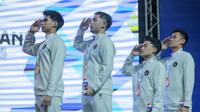 Ganda putra Indonesia Sabar Karyaman Gutama/Moh. Reza Pahlevi Isfahani bersama Leo Rolly Carnando/Bagas Maulana menyanyikan lagu Indonesia Raya di atas podium setelah berhasil meraih medali SEA Games 2025. (Bola.com/Bagaskara Lazuardi)