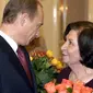 Presiden Rusia, Vladimir Putin, memberi selamat kepada Goar Vartanian di Moskow pada tahun 2005. (Itar-Tass/AP)