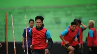Pemain Arema FC berlatih jelang laga kontra Sriwijaya FC pada pekan ke-13 di Stadion Kanjuruhan, Malang, Jumat (7/7/2017). (Liputan6.com/Rana Adwa)