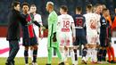 Pelatih Paris Saint-Germain (PSG), Mauricio Pochettino, menyapa Marquinhos dan Keylor Navas usai pertandingan melawan Brest pada laga Liga Prancis di Stadion Parc des Princes, Sabtu (9/1/2021). PSG menang dengan skor 3-0. (AP Photo/Francois Mori)