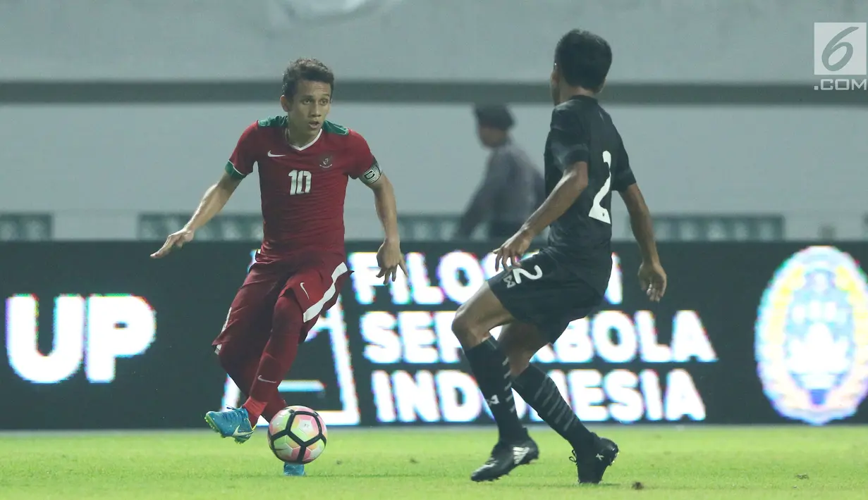 Pemain depan Indonesia U-19, Egy Maulana Vikri mencoba mengecoh pemain Thailand U-19 di Stadion Wibawa Mukti, Cikarang, Minggu (8/10). Egy masuk dalam 60 remaja terbaik di dunia versi The Guardian. (Liputan6.com/Helmi Fithriansyah)