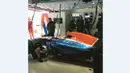 Rio Haryanto sudah berada di dalam mobil MRT05 sebelum memulai sesi pagi hari pertama tes pramusim kedua F1 2016 di Sirkuit Catalunya, Barcelona, Spanyol, Selasa (1/3/2016). (Bola.com/Instagram/Manorracing)