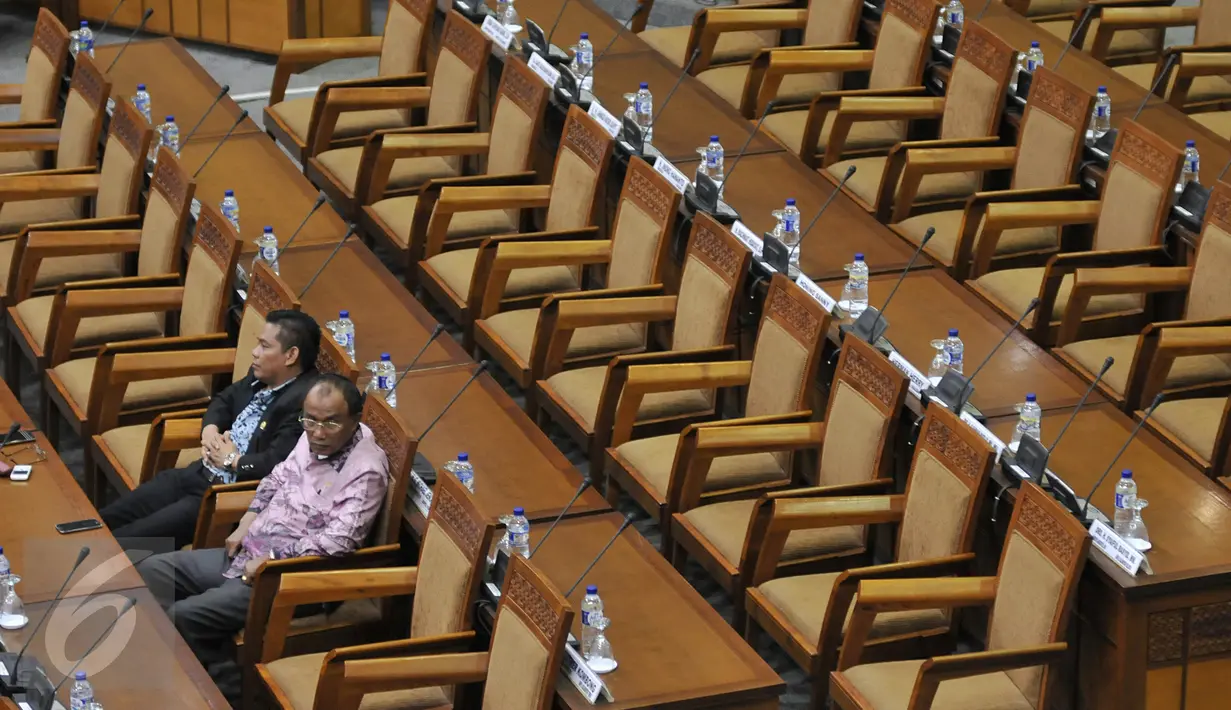 Suasana Sidang Paripurna DPR ke-12 masa persidangan I tahun 2015-2016, Senayan, Jakarta, Selasa (8/11/2015). Sidang ditunda hingga Selasa (15/12) mendatang karena hanya dihadiri oleh 144 dari 557 orang anggota. (Liputan6.com/Johan Tallo)