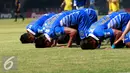 Para pemain Persib melakukan selebrasi usai pertandingan melawan Sriwijaya FC pada Piala Presiden 2015 di stadion GBK, Jakarta, Minggu (18/10/2015). Persib menang atas Sriwijaya dengan skor 2-0. (Liputan6.com/Yoppy Renato)