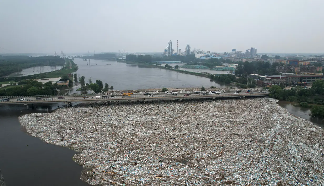Menurut kantor berita resmi Xinhua, sekitar 125.000 warga Zhuozhou dari daerah berisiko tinggi dipindahkan ke tempat penampungan. (AFP/Giok Gao)