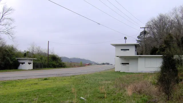 Gerbang penjagaan militer untuk Proyek Manhattan di Oak Ridge, Tennessee (Wikimedia / Creative Commons)