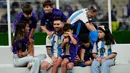 Pemain Argentina Lionel Messi bersama keluarganya merayakan kemenangan atas Prancis pada pertandingan sepak bola final Piala Dunia 2022 di Stadion Lusail, Lusail, Qatar, 18 Desember 2022. Argentina menang 4-2 atas Prancis melalui drama adu penalti setelah pertandingan berakhir imbang 3-3. (AP Photo/Manu Fernandez)