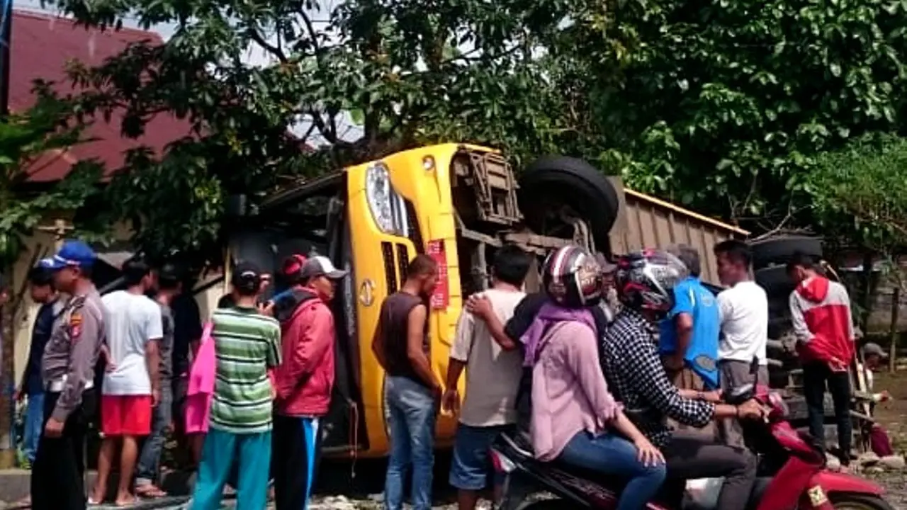 Angkut Rombongan Pengajian, Bus Sekolah Terguling di Rejang Lebong