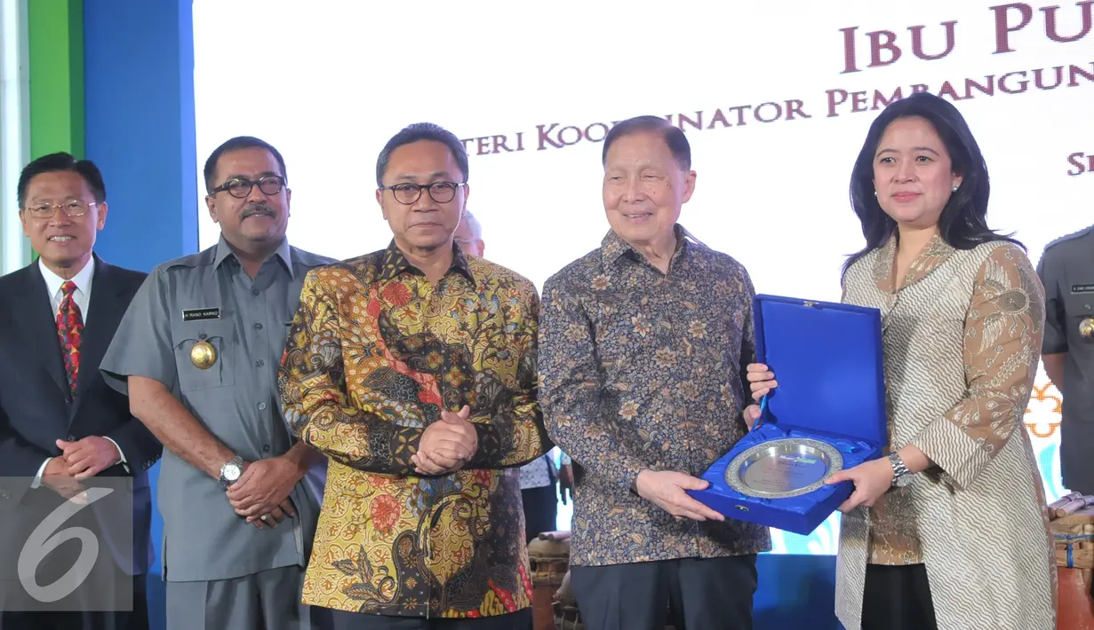 Mochtar Riady (kedua kanan) memberikan piagam kepada Menko PMK, Puan Maharani (kanan) usai meresmikan Paviliun Tower B Tanggerang, Selasa (1/12). Paviliun B ini khusus melayani program kesehatan daerah, Multiguna serta BPJS. (Liputan6.com/Faisal R Syam)