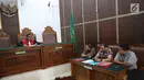 Manjelis hakim bertanya pada penasehat hukum Bareskrim Polri dalam sidang praperadilan yang dilayangkan pemilik kapal pesiar mewah Equanimity, Equanimity Cayman terhadap Bareskrim Polri di PN Jakarta Selatan, Senin (9/4). (Liputan6.com/Immanuel Antonius)