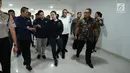 Menko PMK, Puan Maharani (tengah) bersama Ketua INASGOC Erick Thohir meninjau fasilitas selasar wisma atlet Asian Games 2018 di Jakarta, Minggu (4/2). Puan didampingi CdM Asian Games 2018 Komjen Pol Syafruddin. (Liputan6.com/Helmi Fithriansyah)