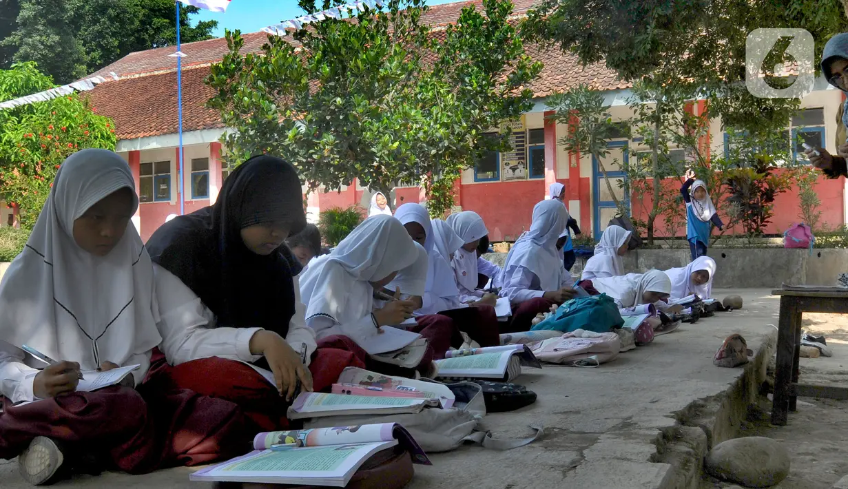 Murid Kelas VI belajar di halaman sekolah di SDN Sukagalih, Kampung Benda, Desa Mekargalih, Kecamatan Cikalong Kulon, Cianjur Senin (29/8/2022). Akibat tiga ruangan kelas rusak berat dan terancam ambruk, sejumlah murid terpaksa belajar di halaman dan musholla sejak awal pembelajaran tatap muka Juli kemarin. (merdeka.com/Arie Basuki)