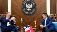 pertemuan antara Duta Besar Republik Prancis untuk Republik Indonesia, Fabien Penone, dengan Sekretaris Kabinet, Teddy Indra Wijaya, di Gedung Sekretariat Kabinet Jakarta pada Selasa, (13/5/2025). (Foto: Cahyo - Biro Pers Sekretariat Presiden)
