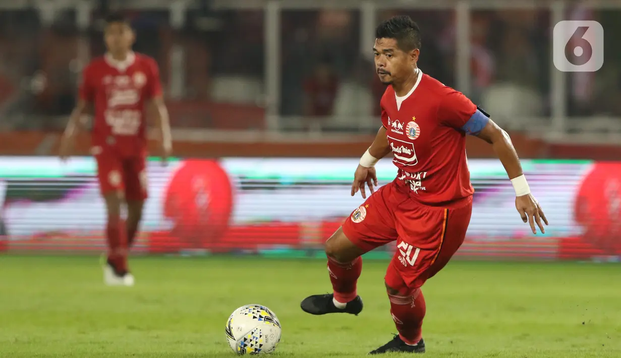 Pemain Persija, Bambang Pamungkas saat melawan Persebaya pada Shopee Liga 1 Indonesia di Stadion Utama Gelora Bung Karno Jakarta, Selasa (17/12/2019). Laga melawan Persebaya menjadi pertandingan terakhir Bambang Pamungkas sebagai pesepakbola profesional. (Liputan6.com/Helmi Fithriansyah)