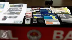 Sejumlah barang bukti hasil penangkapan tersangka bandar narkoba HUS, Jakarta, Rabu (9/9/2015). BNN berhasil menangkap HUS  seorang bandar narkoba dengan aset Rp1,5 milar di kawasan Bandung. (Liputan6.com/Yoppy Renato)
