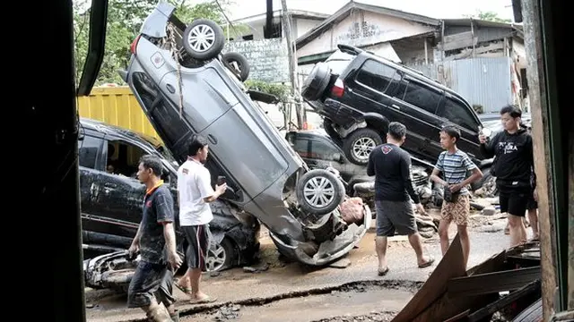 mobil terseret arus banjir