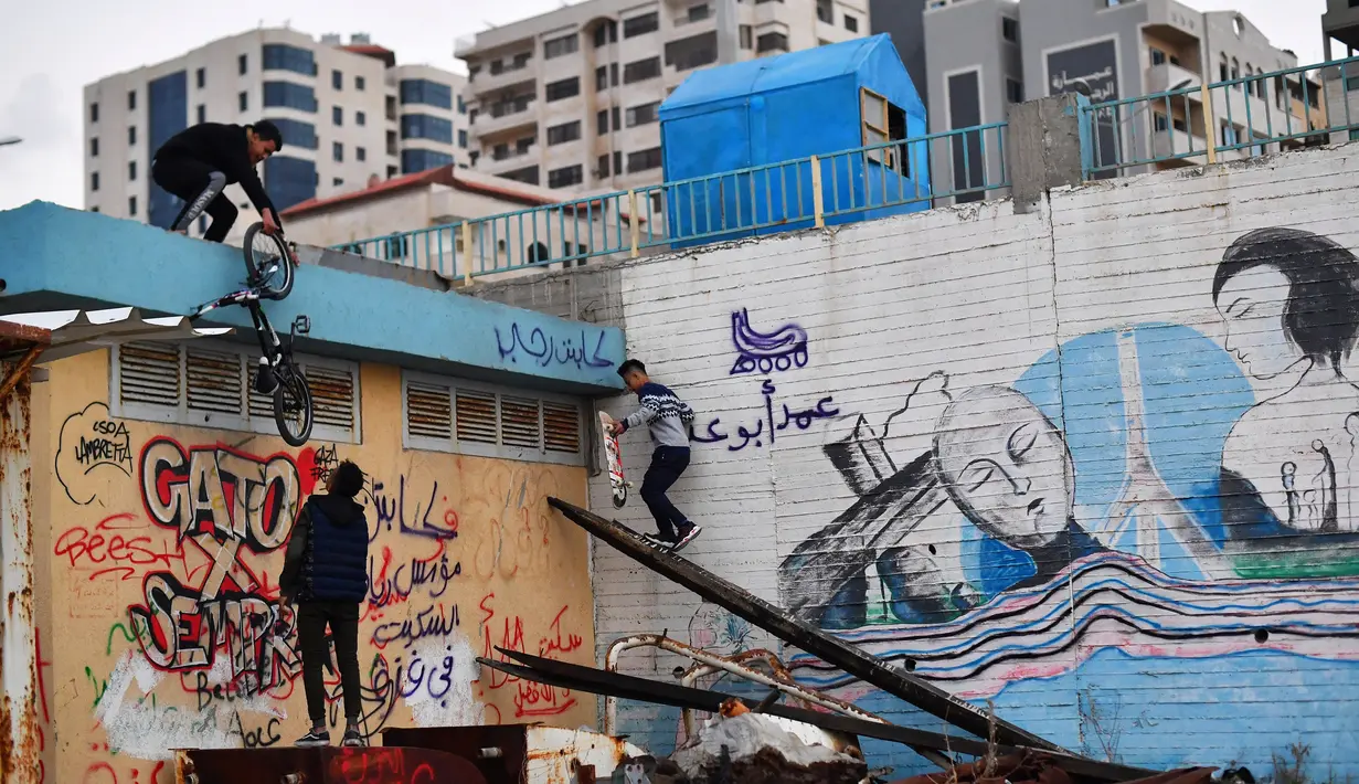 Sekelompok anak muda yang menyebut diri mereka Geng Skate Gaza nongkrong di sebuah taman skate di dekat pelabuhan di Kota Gaza (14/2). Para skater berbagi beberapa papan skate, sepatu roda dan sepeda. (Reuters/Dylan Martinez)
