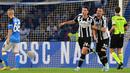 Pemain Udinese, Lazar Samardzic (tengah) melakukan selebrasi bersama rekannya setelah mencetak gol kedua timnya ke gawang Napoli pada laga lanjutan Liga Italia 2022/2023 di Diego Maradona Stadium, Napoli, 12 November 2022. Samardzic tampil menawan bersama Udinese pada musim 2022/2023. Pria berkebangsaan Serbia tersebut tercatat berhasil mencetak lima gol dan empat assist dari 39 penampilan di semua kompetisi. Sang pemain dikabarkan juga tengah dilirik oleh AC Milan untuk menggantikan Sandro Tonali. (AFP/Tiziana Fabi)