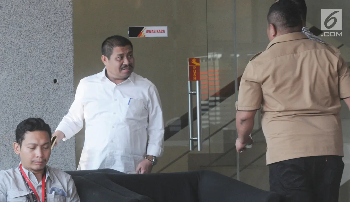 Bupati Bengkalis Amril Mukminin (kiri) berjalan usai menjalani pemeriksaan oleh penyidik di Gedung KPK, Jakarta, Selasa (26/2). Amril diperiksa sebagai saksi untuk tersangka Dirut PT Mawatindo Road Construction, Hobby Siregar. (Merdeka.com/Dwi Narwoko)