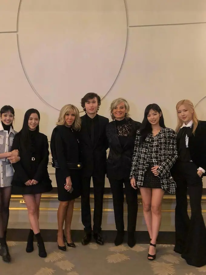 Gaya Monokrom BLACKPINK Foto Bareng Ibu Negara Prancis di Acara Amal