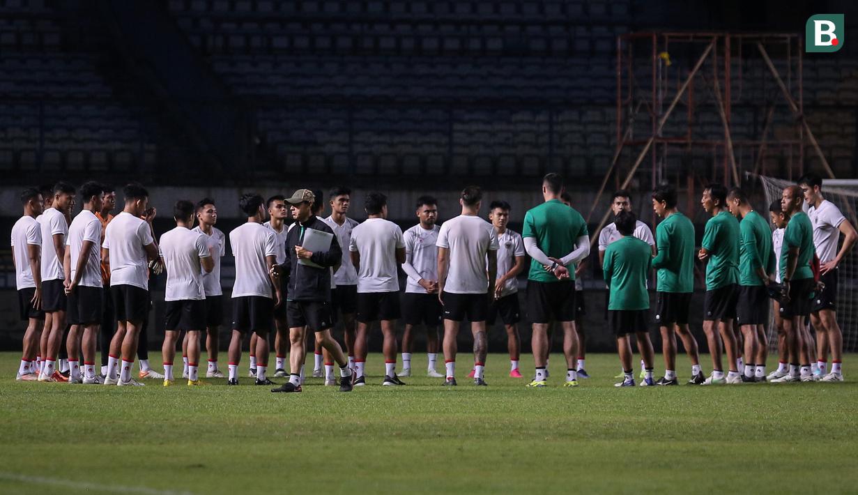 Dalam latihan yang hanya boleh diliput awak media dalam 15 menit awal tersebut penjagaan ketat dilakukan oeh beberapa petugas keamanan Swasta yang dikerahkan sepanjang sesi latihan. (Bola.com/Bagaskara Lazuardi)