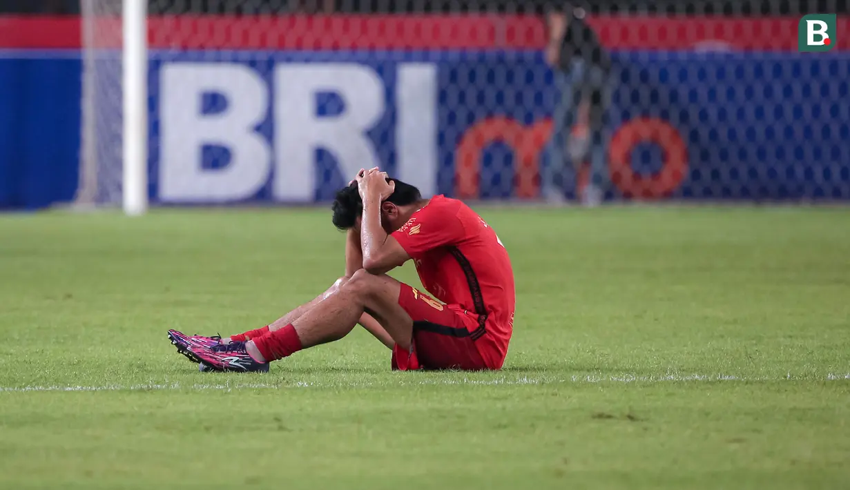 <p>Reaksi kecewa pemain Persija Jakarta, Hanif Sjahbandi saat timnya ditahan imbang 1-1 pada laga lanjutan BRI Liga 1 2023/2024 antara Persija Jakarta melawan Barito Putera di Stadion Patriot Candrabhaga, Bekasi, Sabtu (07/10/2023). (Bola.com/Bagaskara Lazuardi)</p>