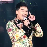 "Tolong dengarkan lagu Flower Road. Seperti yang ada di liriknya, kami juga akan menunggu kalian di sana, di tempat itu. Aku berterima kasih dan mencintai kalian. Maknae BigBang, Seungri," tutupnya. (Foto: bigbangupdates.com)
