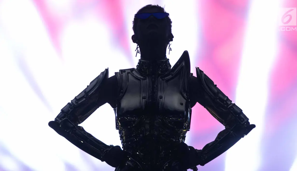 Penyanyi Katy Perry saat membawakan lagu pada konsernya bertajuk Witness: The Tour di ICE BSD, Tangerang Selatan, Sabtu (14/4). Pada lagu pembuka Katy kenakan kostum berwarna emas dan kacamata hitam. (Liputan6.com/Faizal Fanani)