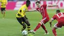 Pemain Dortmund, Ousmane Dembele (kiri) rumornya tengah diincar Barcelona, pemain bersuia 20 tahun tersebut dibanderol Dortmund sebesar 27 juta pound.  (Marius Becker/dpa via AP)