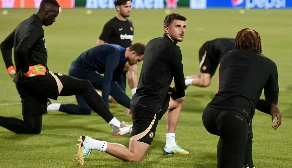 Para pemain Chelsea menghadiri sesi latihan jelang matchday pertama Liga Champions 2022/2023 menghadapi Dinamo Zagreb, di stadion Maksimir di Zagreb , Senin (5/9/2022). Duel perdana di Grup E Liga Champions antara Dinamo Zagreb vs Chelsea tersebut akan digelar di Stadion Maksimir, pukul 23.45 WIB. (Photo by Denis LOVROVIC / AFP)